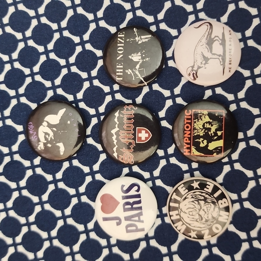 Lot of buttons- White Zombie, Hypnotic,‎ St Moritz, Noize